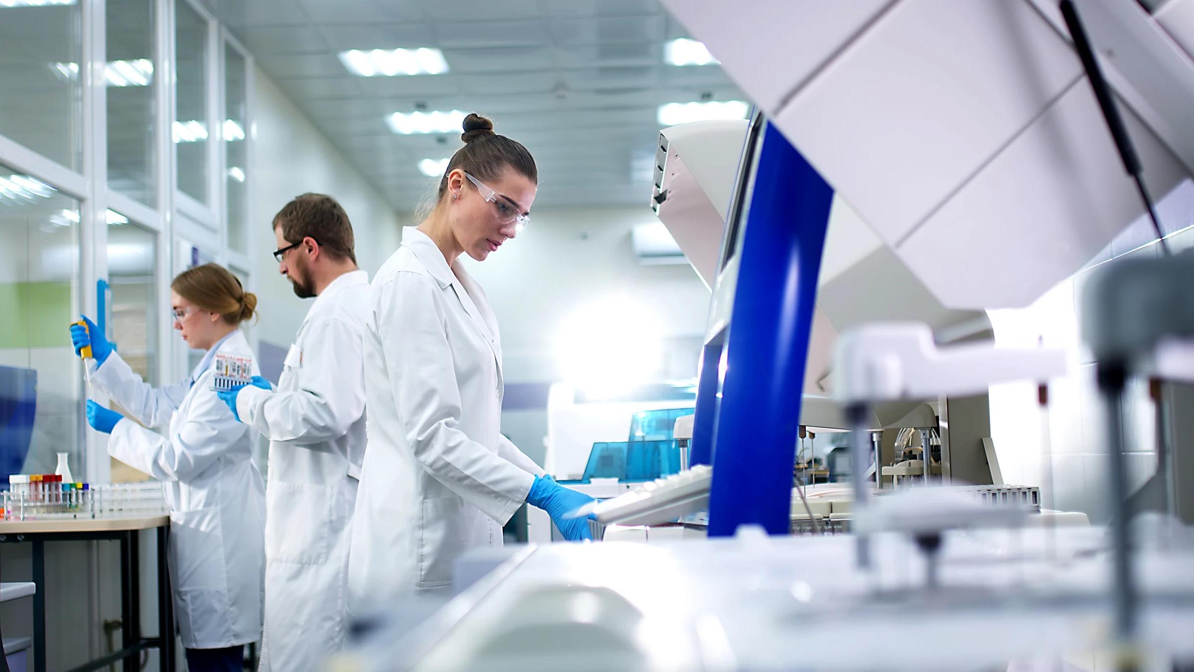 おためし転職のテクノロジー基盤を示すイラスト。チャットや管理画面で企業と求職者がやりとりする様子